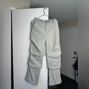 'Crinkle' Cargos
Color:Gray
Size M // Waist 29/30